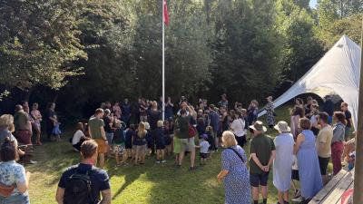Samling ved flagstangen